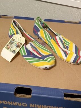 NWT Toms womens flats